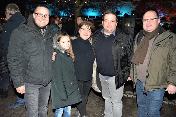 Das Vorbereitungsteam mit Jens Dressler, Melanie Hasselberg (mit Tochter Lena), Dennis Thon und Michael Grimmig (v. l.) ist begeistert über den riesengroßen Zuspruch. - © Karin Prignitz