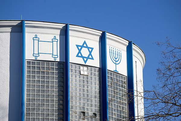 Seit der Renovierung weisen die Symbole für Thorarolle, Davidstern und Menora darauf hin, dass es sich bei dem Gebäude um die Paderborner Synagoge handelt. - © Niklas Tüns