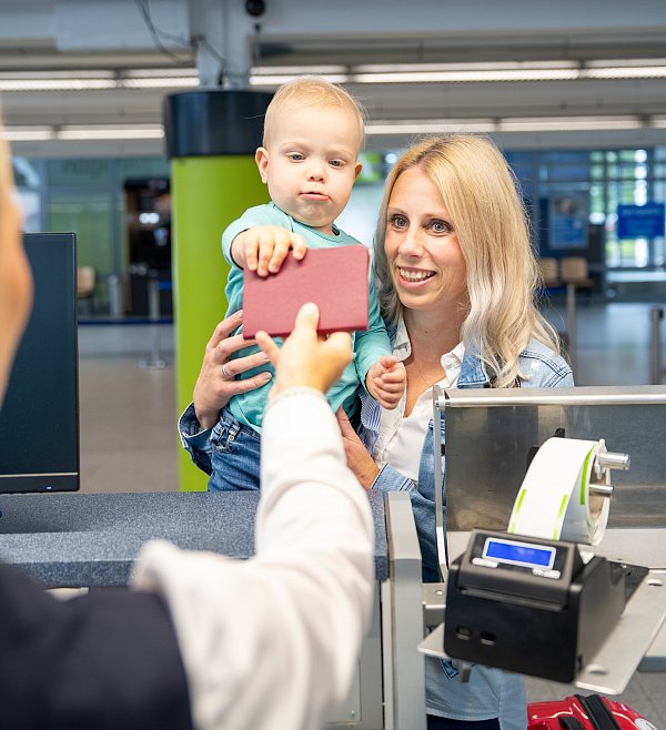 Hier beginnt der Familienurlaub schon am Flughafen. - © Flughafen Paderborn