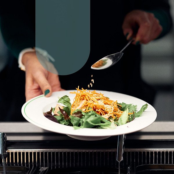 Zahlreiche gastronomische Angebote auf dem Campus bieten schmackhaftes und ausgewogenes Essen. - © Universität Bielefeld