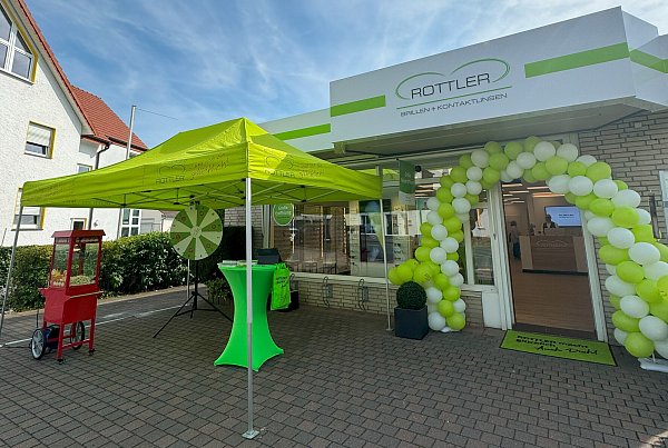 Zur Neueröffnung sparen die Kundinnen und Kunden unter dem Motto „2 Brillen = 1 Preis" bis zu 50 Prozent. - © Rottler