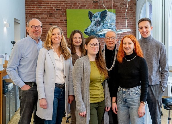 Das Team der Goldschmiede Vorndamme verbindet altes Goldschmiedehandwerk mit neuester technischer Innovation. - © Goldschmiede Vorndamme