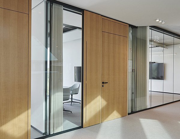 Die fecotür Holz H70 ermöglicht flurseitig flächenbündige Türen. - © Menke Glas GmbH
