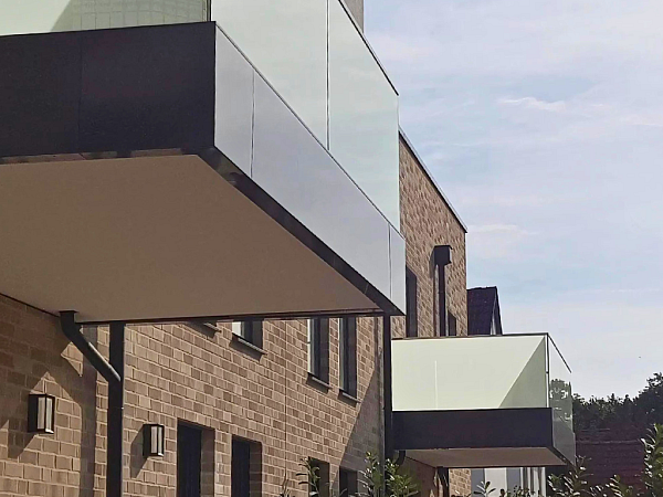 Elegante Lösungen für moderne Glasbrüstungen können in mehrfacher Ausführung verwirklicht werden. - © Menke Glas GmbH