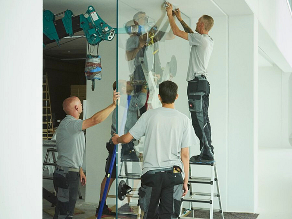 Ein qualifiziertes Team aus Spezialisten sorgt für die präzise Anbringung sämtlicher Projekte. - © Menke Glas GmbH