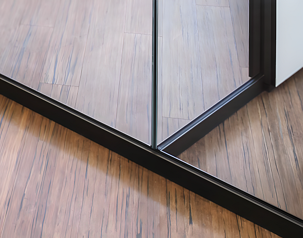 Die versetzbaren Glastrennwände ermöglichen eine individuelle Raumnutzung und -gestaltung. - © Menke Glas GmbH