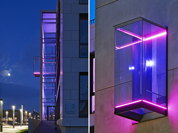 Skywalk im Lenkwerk Bielefeld: Die Brücke führt vom Treppenpodest zur Wandschale mit einer herausragenden Glaskanzel, unterstützt durch integrierte LED-Beleuchtung.