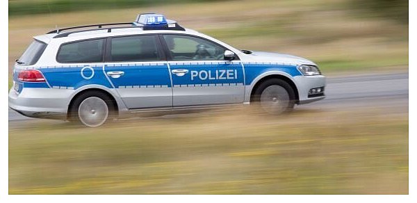 Die Polizei übernahm die Verfolgung, an der sich insgesamt sechs Streifenwagen beteiligten. - © picture alliance / dpa