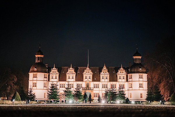 45 Minuten dauert die Lichtershow der Parkillumination in Schloß Neuhaus. - © Besim Mazhiqi