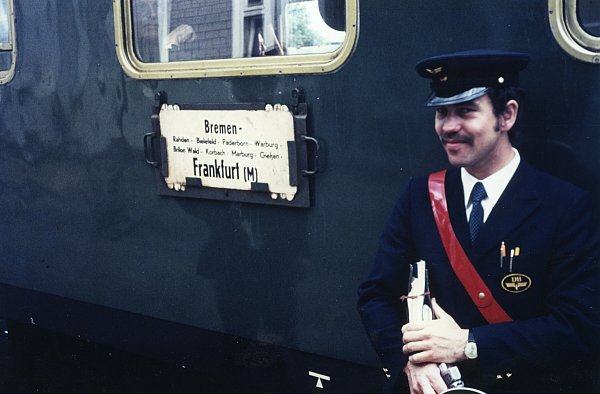 Erinnerungen: Es gab schon einmal Fernverkehr auf dem Sulinger Kreuz. Ohne Umstieg konnten Bürger aus dem Lübbecker Land an die Küste oder nach Frankfurt (Main) fahren, wie das Zuglaufschild beweist. - © sammlung werner kirchhoff