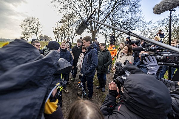 05.01.2024, Nordrhein-Westfalen, Petershagen: Viele Journalisten beim Besuch von Hendrik Wüst (M, CDU), Ministerpräsident von Nordrhein-Westfalen, auf dem Deich in Petershagen. Ministerpräsident Wüst besucht die Hochwassergebiete. Foto: Christoph Reichwein/dpa +++ dpa-Bildfunk +++ - © Christoph Reichwein