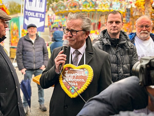 Bürgermeister Michael Dreier bei der Rede zur offiziellen Eröffnung der Lunapark-Kirmes. - © Julia Spiekerkötter