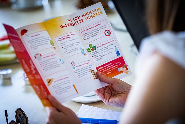 Auch die erstellten Flyer bieten nochmal Tipps gegen Hitze. - © Sarah Jonek Fotografie