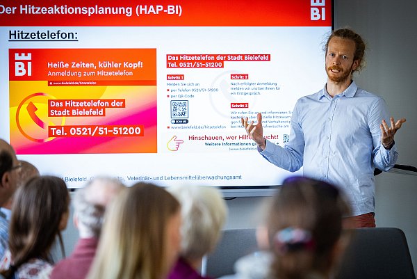Paul Plaßmann vom Bielefelder Gesundheitsamt erklärt den Teilnehmerinnen und Teilnehmern, welche Aufgaben künftig auf sie zukommen. - © Sarah Jonek Fotografie