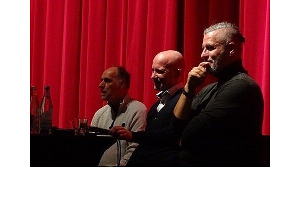 Aussteiger Maik Scheffler (v. r.), Ausstiegshelfer Fabian Wichmann (Exit-Deutschland) und Volker Kohlschmidt (Demokratiebüro Vielfalt leben). - © Gymnasium Theodorianum