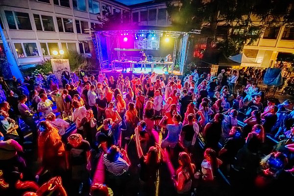 Die beliebten Kopfhörerpartys gibt es an beiden Libori-Samstagen auf dem Platz vor der Paderborner Stadtbibliothek. - © Stadt Paderborn/Besim Mazhiqi