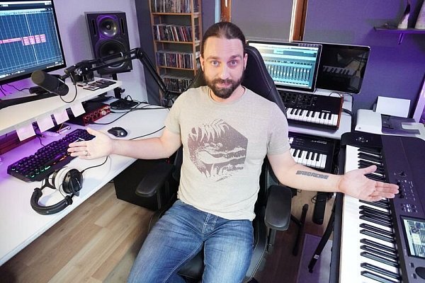 Der Gütersloher Sänger, Komponist und Pianist Tim Edler hat Nirgül den passenden Song zu ihrem Großprojekt „Europas Künstlerweg“ geschrieben. Das Lied ist bereits aufgenommen und soll demnächst auf Youtube veröffentlicht werden. - © Privat