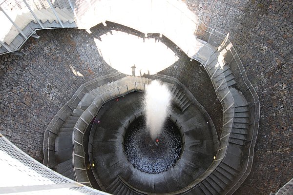 Auf dem Aqua Magica Gelände gibt es viele Attraktionen für Familien, darunter die begehbare Brunnenskulptur "Wasserkrater". - © Jörg Stuke