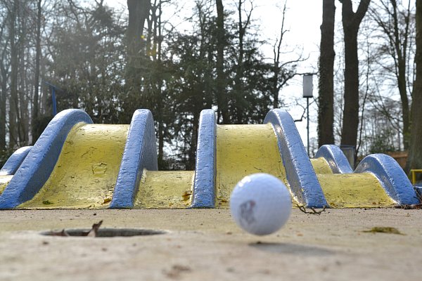 Direkt neben dem Aqua Fun in Kirchlengern befindet sich eine Minigolfanlage mit Streichelzoo. - © Symbolfoto: Katharina Eisele