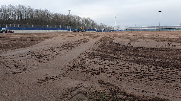 Auf dem Haupt-Trainingsplatz der SCP-Profis wurde am Dienstag ein Lava-Sandgemisch aufgetragen. Anschließend wird ein neuer Rollrasen verlegt. - © Frank Beineke