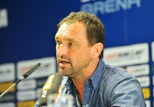 Claus-Dieter "Pele" Wollitz ist bereits in seiner dritten Amtszeit als Trainer vom FC Energie Cottbus. - © Christian Weische