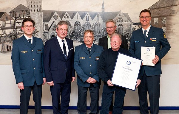 THW-Regionalstellenleiter Sascha Meyer, Bürgermeister Michael Dreier, Ortsbeauftragter Hartmut Dahm sowie der stellvertretende Landrat Jörg Schlüter sind stolz auf die Helfer Klaus Anke und Carsten Esser (v. l.) für ihr langjähriges Engagement im humanitären Einsatz. - © THW/Thomas Tissen