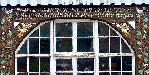 Inschriften und Schnitzereien - der Torbogen ist prächtig. - © Kurt Ehmke