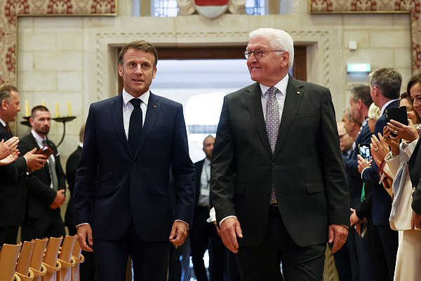 Gemeinsam mit Frank-Walter Steinmeier (rechts) betritt der französische Präsident Emmanuel Macron den Festsaal im Rathaus Münster. - © Dpa