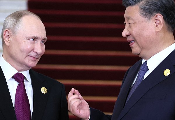 Russlands Präsident Wladimir Putin (l.) und Chinas Präsident Xi Jinping streben eine Neuordnung der Welt an. - © SERGEI SAVOSTYANOV