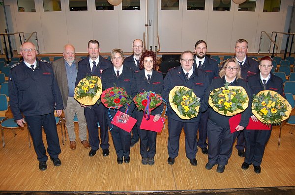 Geehrt oder befödert: (v.l.) Stellv. Wehrführer Klaus Westerholz, Bürgermeister Rüdiger Meier, Tim Kollmeier (Ehrung für 25-jährige Mitgliedschaft), Julia Nordsieck, Philipp Nagel, Svenja Held, Andreas Kröger (Ehrung für 40-jährige Mitgliedschaft), Rene Passehl, Julia Jänisch, Kreisbrandmeister Bernd Kröger und Sina Vickers. - © Feuerwehr Kirchlengern