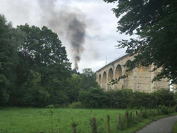 Aufgrund der weit sichtbaren Rauchentwicklung wurden bereits auf der Anfahrt weitere Kräfte alarmiert. - © Feuerwehr Altenbeken