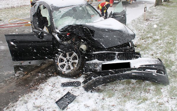 Der BMW wurde in Minden stark beschädigt. - © Polizei Minden-Lübbecke