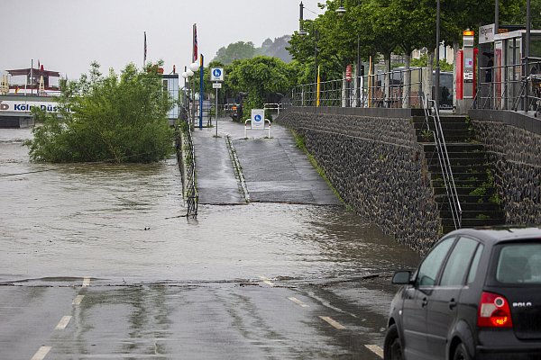 An einem Fähranleger ist der Rhein über die Ufer getreten. - © Thomas Banneyer/dpa