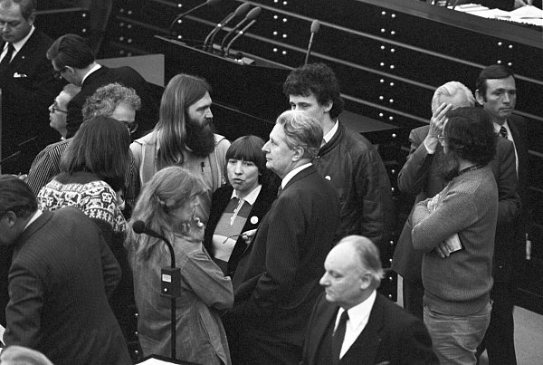 Einzug der Grünen in den Bundestag 1983: Der SPD-Abgeordnete Hans-Jochen Vogel (Mitte), umringt von Abgeordneten der Grünen während der konstituierenden Sitzung des Deutschen Bundestages in Bonn am 29. März 1983. Links neben Vogel Antje Vollmer, davor Waltraud Schoppe, im Norwegerpullover mit langen Haaren Walter Schwenninger. - © picture alliance / Egon Steiner