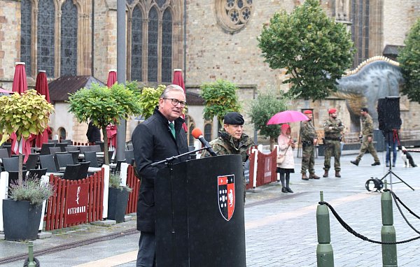 Bürgermeister Michael Dreier begrüßte die Soldatinnen und Soldaten und die anwesenden Gäste. - © Henrike Buschmann