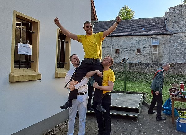 Königsjubel: Marcel Niewels (von links), König Aron Brockhoff, Benjamin Ressel. - © Privat