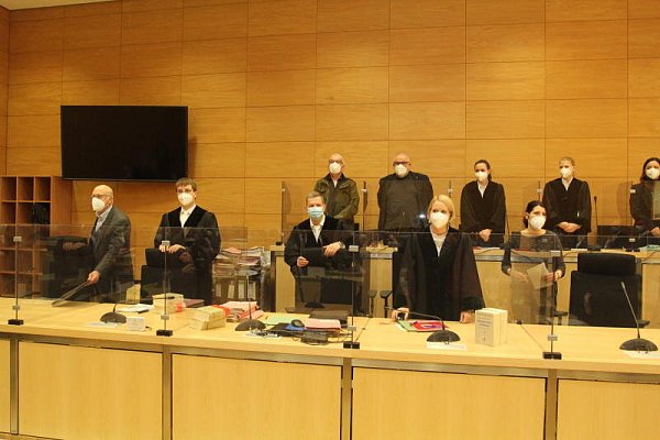 Der Vorsitzende Richter Carsten Glashörster (mit der blauen Operationsmaske) betritt mit den Richtern der Großen Strafkammer Saal 1 des Landgerichts Bielefeld. - © Ulf Hanke