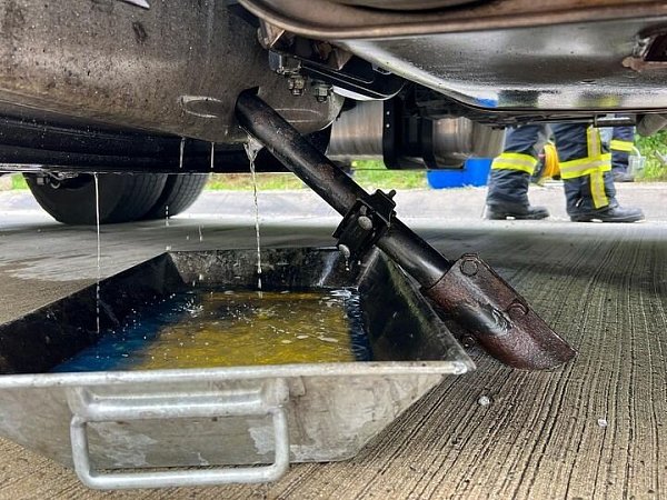 Das Metallstück hängt noch im Dieseltank des Lastzuges. - © Feuerwehr Warburg