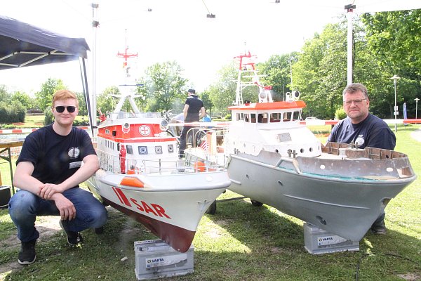 Tim und Gerhard Lankhorst vom SMC Grafschaft Bentheim hatten zwei große Seenotrettungskreuzer mitgebracht. - © Klaus Frensing