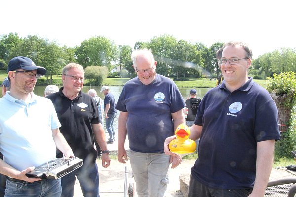 Selbst altgediente Modellbauer bestaunten die Ente. - © Klaus Frensing