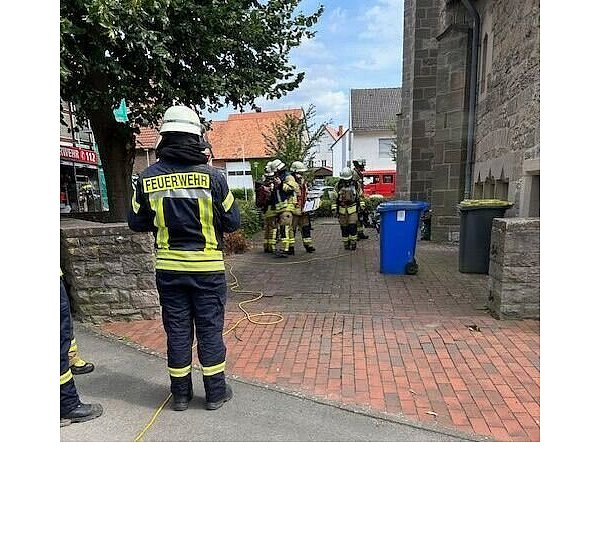 Unter Atemschutz ging die Feuerwehr in den Keller der Kirche in Nörde. - © FFW Warburg