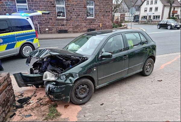 Der Fahrer wurde bei dem Unfall verletzt. - © Feuerwehr Höxter