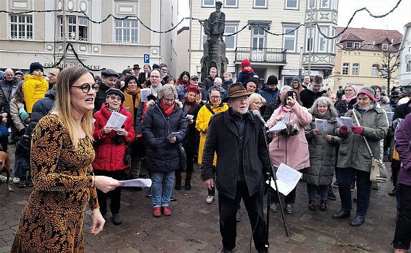 ECI-Koordinatorin Valeria Geritzen (l.) begrüßte, Thomas Volmert (Mitte) stimmte die Lieder an. - © Simone Flörke