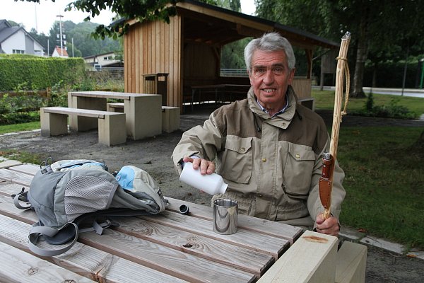 Fritz Deneke ist seit zehn Jahren Vorsitzender des Sauerländischen Gebirgsvereins in Büren. Vor dem großen Wandertag gönnt er sich eine Pause an dem neuen Dorfplatz in Weine. - © Johannes Büttner