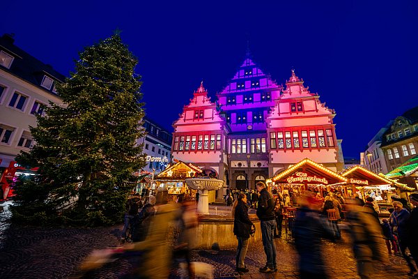 Auch vor dem Rathaus laden Buden zum Flanieren auf dem Weihnachtsmarkt ein. - © Besim Mazhiqi