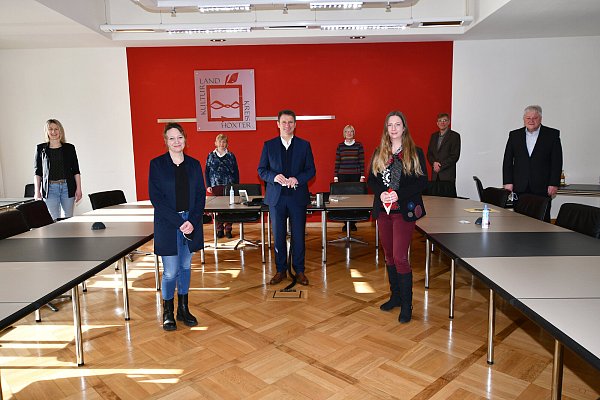 Landrat Michael Stickeln mit den Leiterinnen der neuen medizinischen Kinderschutzgruppe (vorn links) Silke Merkel und (vorn rechts) Dr. Melanie Todt-Brenneke sowie den Mitgliedern (v.l.) Dr. Lisa Hasenbein, Dr. Claudia Schlenke, Dr. Annette Faig, Gesundheitsamtsleiter Dr. Ronald Woltering und Kreisjugendamtsleiter Klaus Brune. - © Kreis Höxter