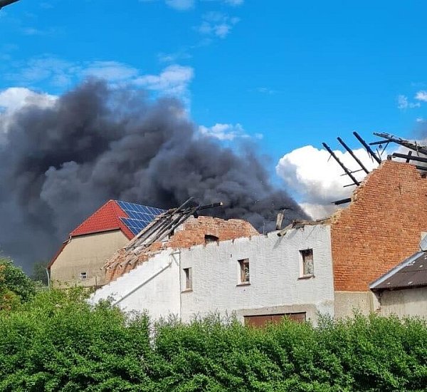 Auswärtige Hilfe: Beim Großbrand in Muddenhagen im Juli war auch die Drehleiter aus Beverungen im Einsatz. - © FFW Borgentreich/Göke