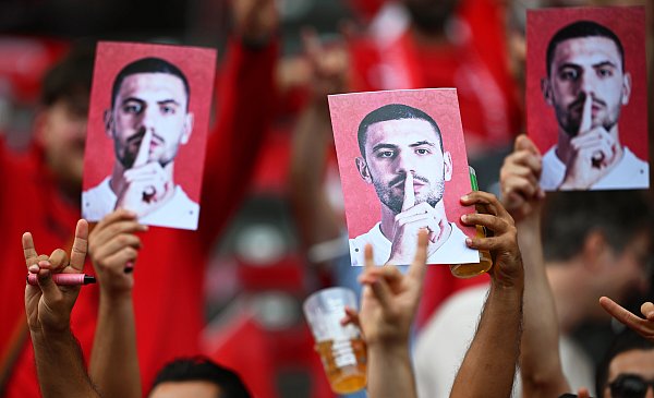 Fans der Türkei zeigen vor Spielbeginn den "Wolfsgruß" und halten Bilder des gesperrten Merih Demiral in die Höhe. - © Sebastian Christoph Gollnow