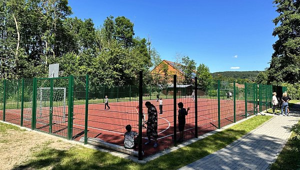 Ortsvorsteher Hubertus Kuhaupt freut sich, dass es ein weiteres Freizeitangebot in Welda gibt und die Kinder, Jugendlichen und Sportbegeisterten den Platz gut annehmen. - © Privat