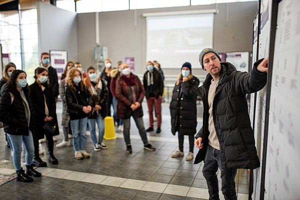 Sven Kohlschmidt von Urbanista erläutert den aktuellen Planungsstand des Masterplanverfahrens. - © Tobias Hage